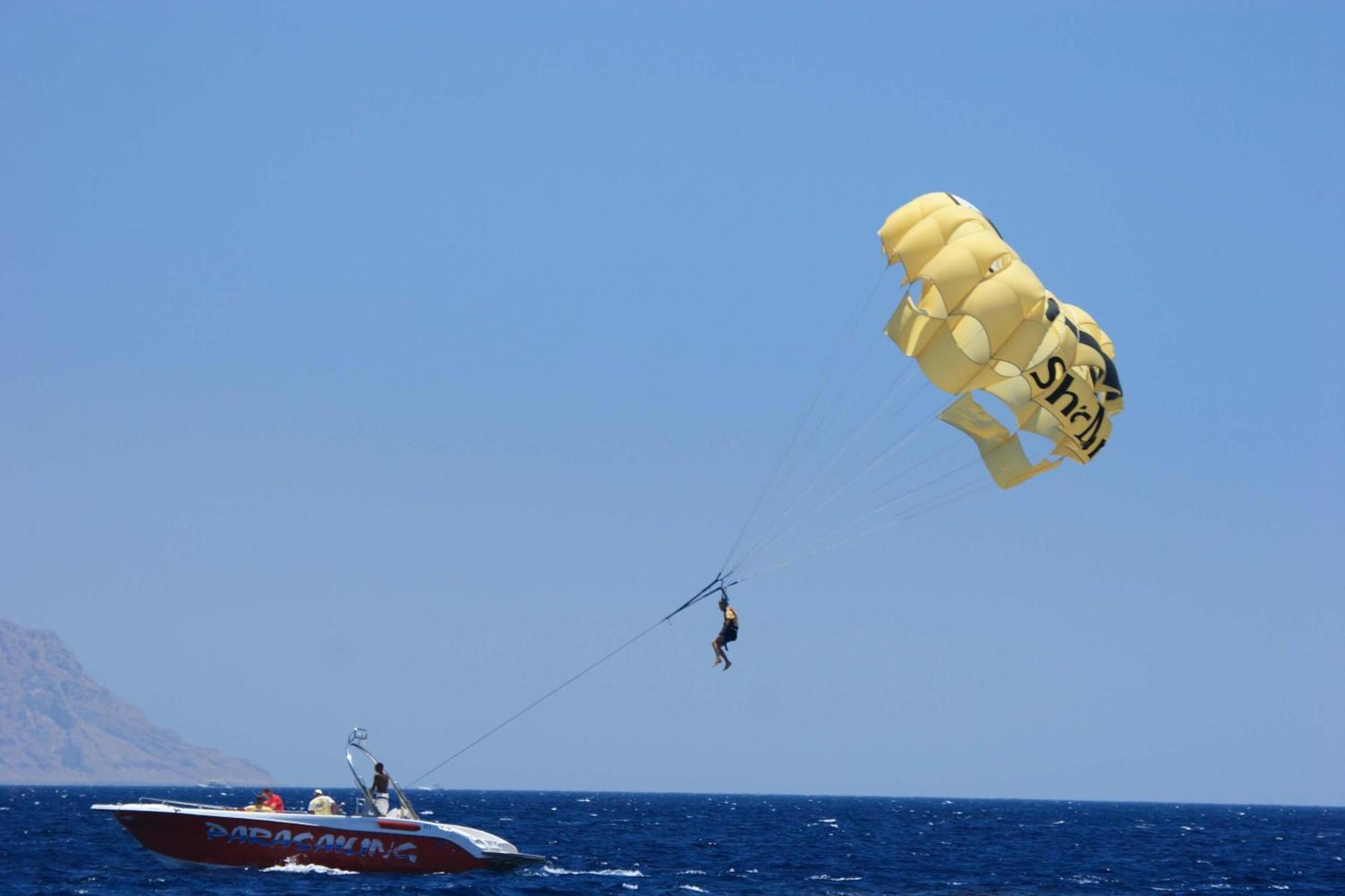 スルタン ガーデンズ リゾート シャルム・エル・シェイク エクステリア 写真 Parasailing in Crete, Greece