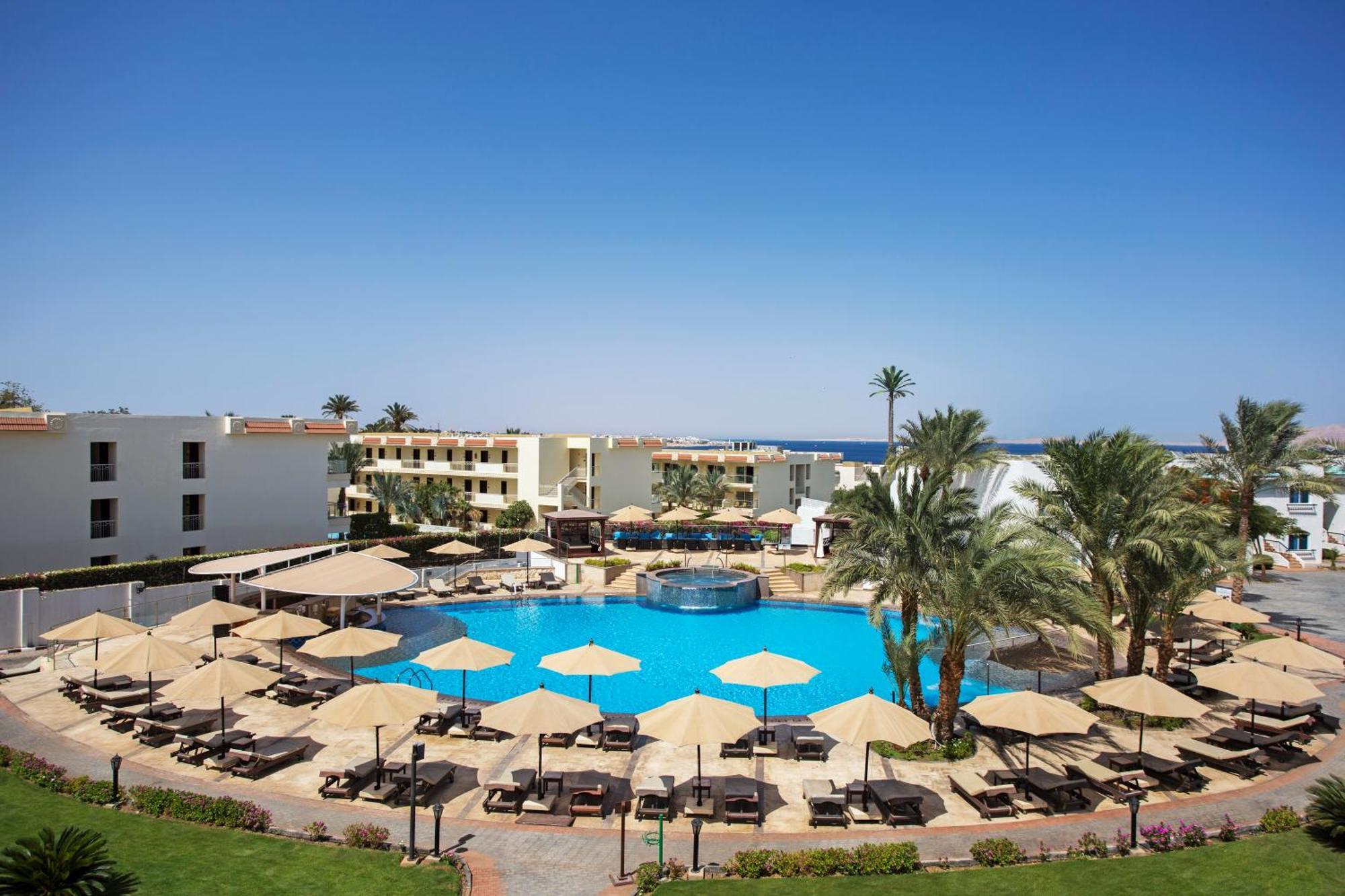 スルタン ガーデンズ リゾート シャルム・エル・シェイク エクステリア 写真 The swimming pool at the Hilton Sharm El Sheikh