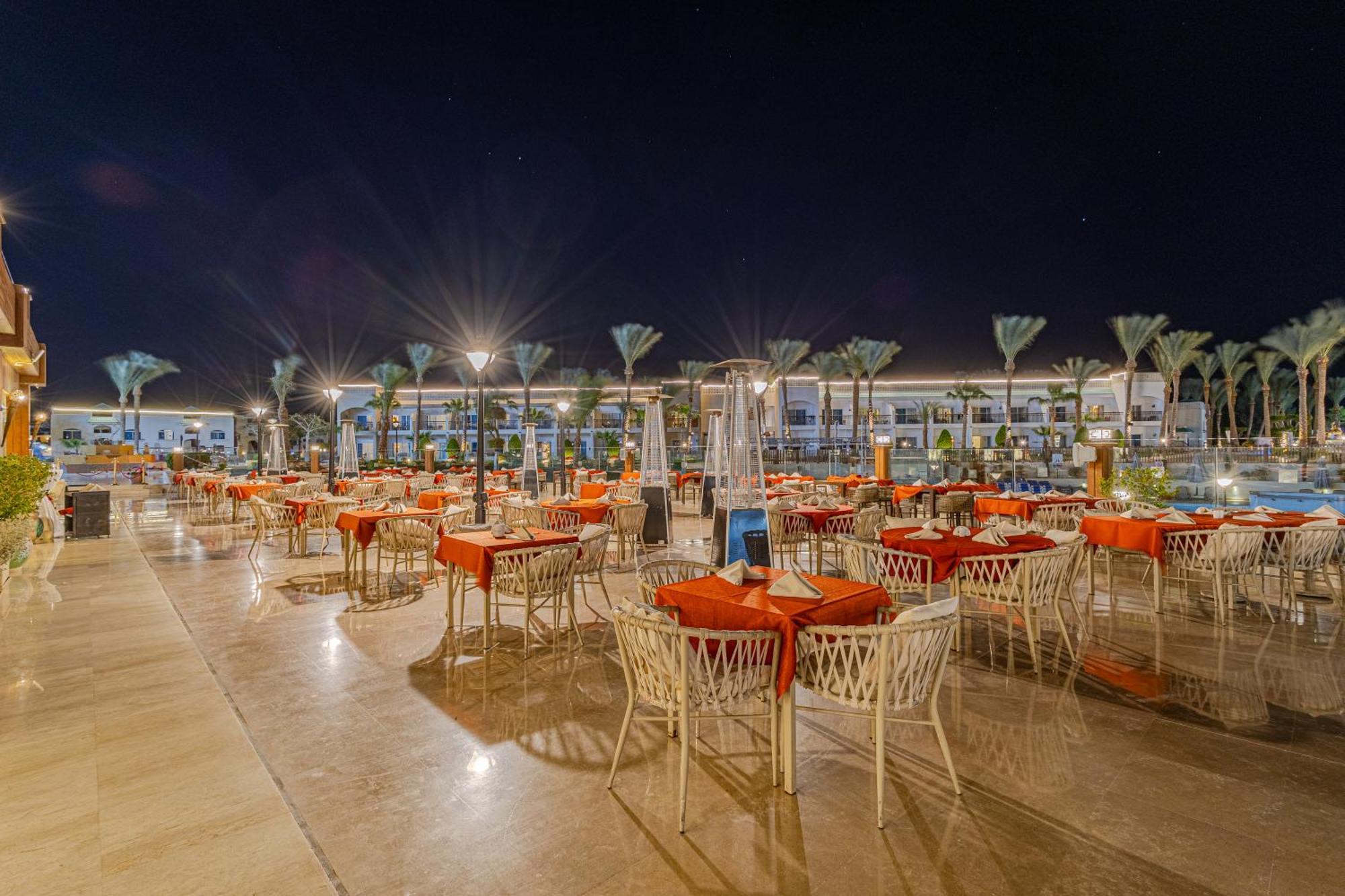 スルタン ガーデンズ リゾート シャルム・エル・シェイク エクステリア 写真 The resort at night
